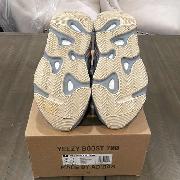 YEEZE BOOST 700 - Picture 4 of 4